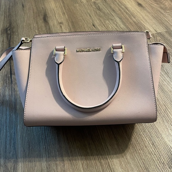 Michael Kors Handbags - Michael Kors Pink Leather Crossbody Purse